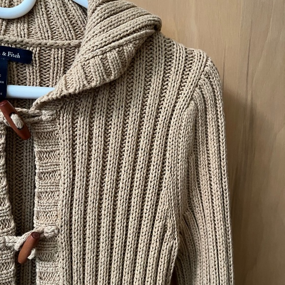 Abercrombie & Fitch tan sweater with toggle clasp M - Picture 7 of 8